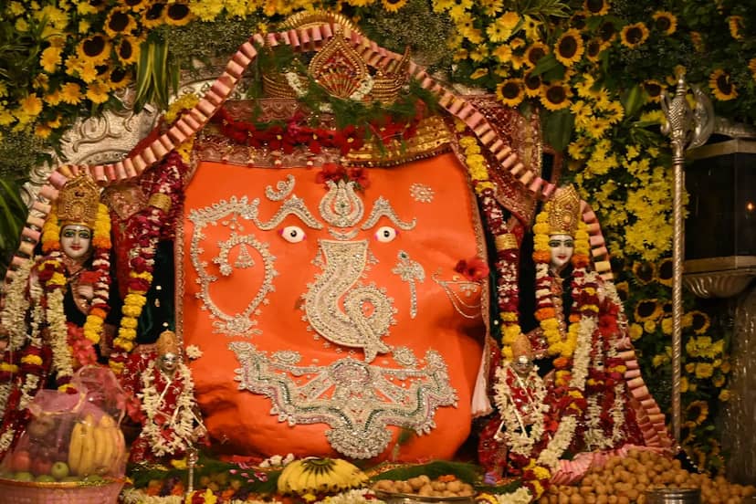 सात करोड़ के आभूषणों से सजे खजराना गणपति, चढ़ाए गए हीरे जड़ित नए नेत्र