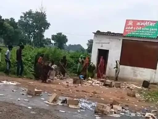 अशोकनगर में शराब दुकान पर महिलाओं का हमला, पेटियां तोड़कर सड़क पर फेंकी बोतलें, छात्राओं से छेड़छाड़ का आरोप   