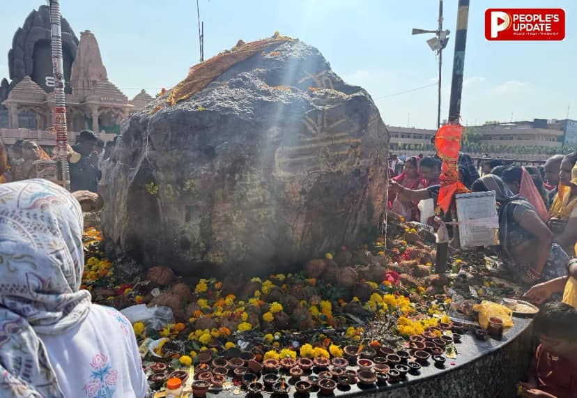 सीहोर के कुबेरेश्वरधाम में नवरात्रि की भव्य शुरुआत, 3 क्विंटल मावे की बर्फी का भोग और 108 दीपों से हुई आराधना