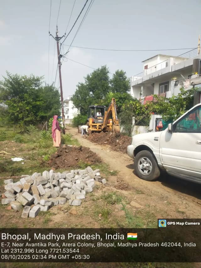 बड़ी झील कैचमेंट से हटाने हैं निर्माण, नगर निगम बिछा रहा सीवेज लाइन