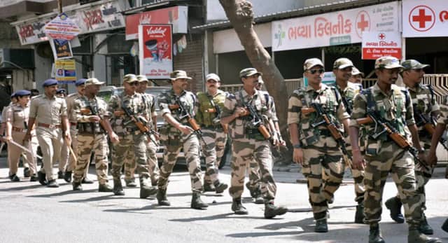 भाजपा उम्मीदवार के घर के बाहर फायरिंग, मतदान से पहले बमबाजी में CISF जवान घायल