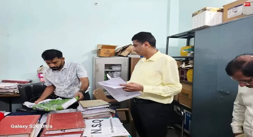 दमोह अस्पताल में कलेक्टर की सख्ती, एक्सपायरी दवाएं मिलीं और 6 फ्रिज निकले बंद 