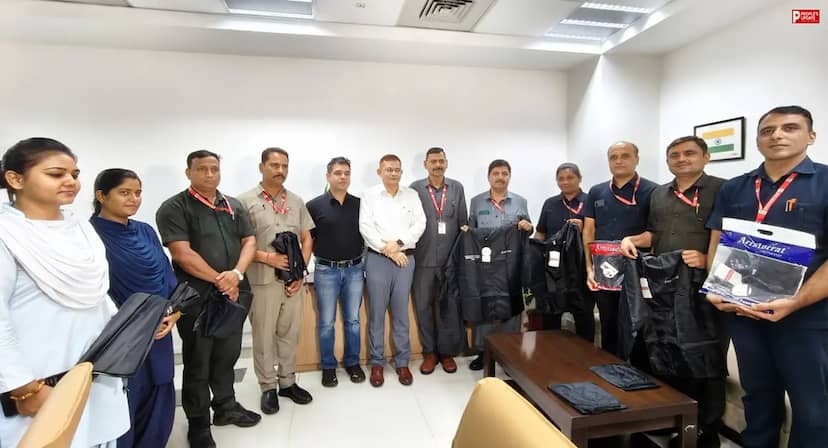 बारिश में मदद का हाथ! पीपुल्स आर्ट कल्चर एंड एजुकेशन फाउंडेशन ने वल्लभ भवन कर्मचारियों को बांटे छाते-रैनकोट 