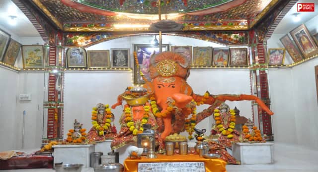 कभी आंगन का हिस्सा था आंकड़े का पेड़, इसी की जड़ के नीचे खुदाई में मिली पंचमुखी गणेश प्रतिमा..! आज इसी स्थान पर बना गणेश धाम