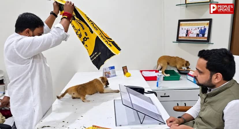 अधिकारी की टेबल पर बोरी से निकाला कुत्ता..! फिर पहनाई नोटों की माला, निफाड में हुआ अनोखा प्रदर्शन का वीडियो हुआ वायरल