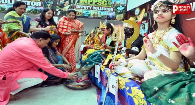 हरदा में नौ देवियों के पूजन से भक्तिमय हुआ स्कूल परिसर, गरबा और कन्याभोज ने मोहा मन