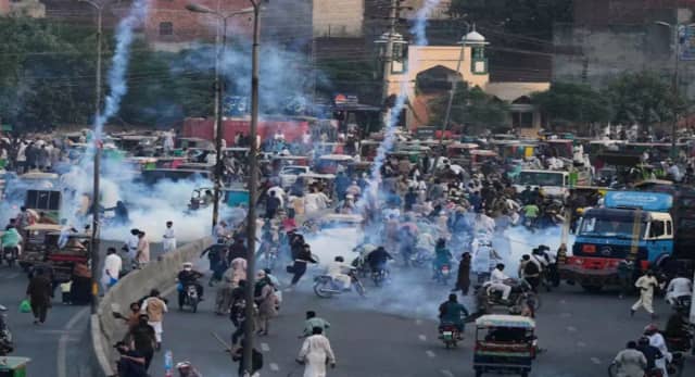 पाकिस्तान में हिंसक प्रदर्शन, पुलिस फायरिंग में 250 की मौत, गाजा पीस डील के खिलाफ सड़कों पर उतरे लोग