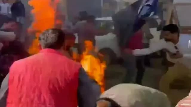 अतिक्रमण टीम के सामने पति-पत्नी ने खुद पर आग लगाई, दोनों की हालात नाजुक, इंदौर रेफर