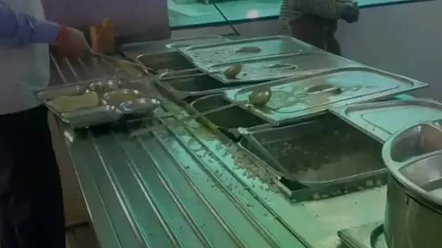 डेंटल कॉलेज में छात्रों के खाने में निकला मृत मेंढक, कई खाद्य पदार्थ एक्सपायर्ड, संस्था को कारण बताओ नोटिस जारी