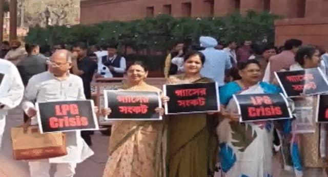 संसद में विपक्ष का हंगामा, ओम बिरला बोले- सदन की मेजों पर चढ़ोगे तो यही एक्शन होगा