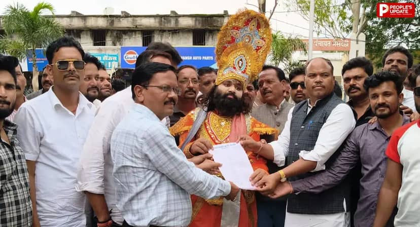 कुंभकरण के भेष में नगर परिषद को जगाने पहुंची कांग्रेस, भ्रष्टाचार और बदहाली पर घेरा