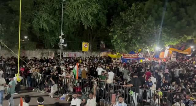 ACP समेत कई घायल, जवाबी कार्रवाई में आंसू गैस के गोले छोड़े