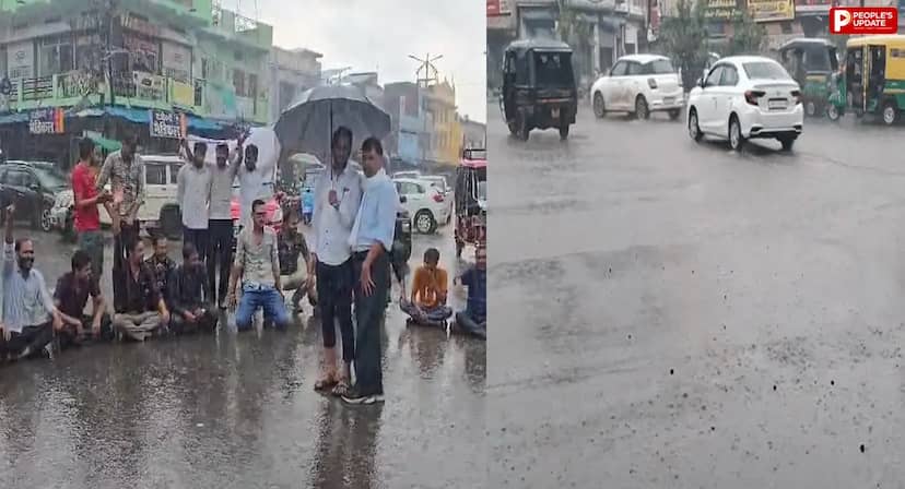 झमाझम बारिश में फूटा युवाओं का गुस्सा, बिजली कटौती से बेहाल ग्रामीणों ने संजय चौराहा पर किया 2 घंटे चक्काजाम