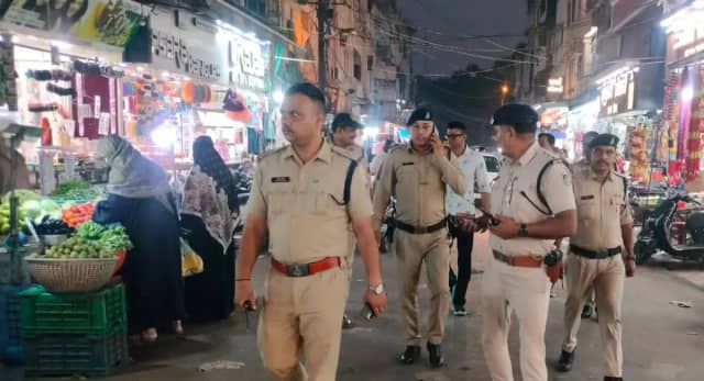पुलिस अधिकारियों ने बाजारों में की पैदल गश्त, संदिग्ध गतिविधि की जानकारी तुरंत देने की अपील