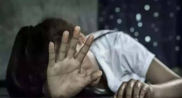 पहले बलात्कार, फिर पेड़ से बांधकर काटे बाल