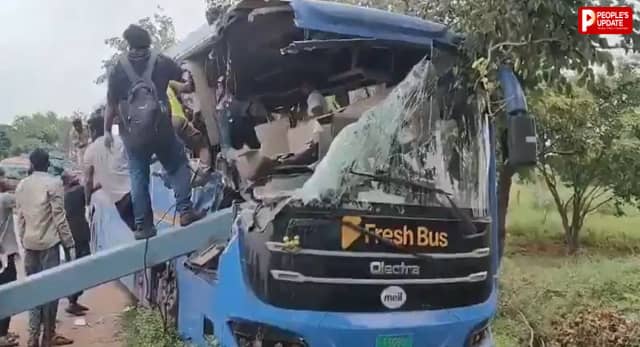 तेलंगाना में भीषण सड़क हादसा! लोहे से लदे खड़े कंटेनर से टकराई बस, 6 की मौत; कई यात्री घायल