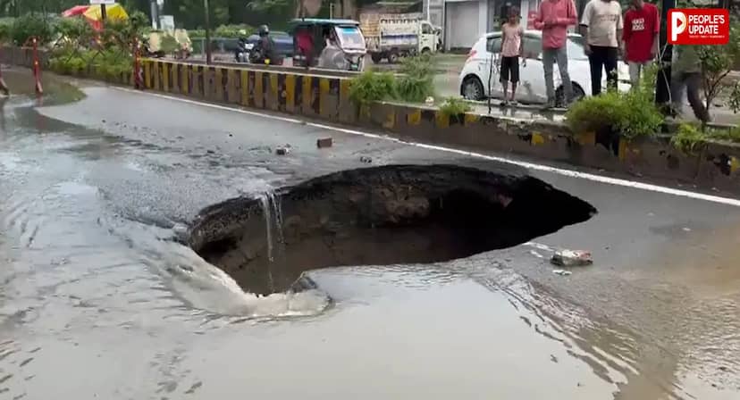 कानपुर में अचानक धंसी सड़क, 18 फीट गहरा गड्ढा देख दहले लोग, पुलिस ने बंद किया रास्ता
