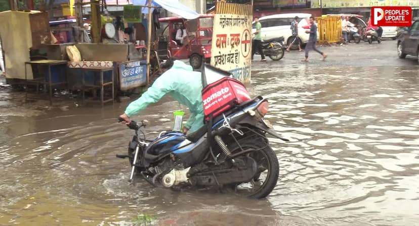 भोपाल के DIG चौराहे पर सड़क बनी तालाब, खुली नाली ने बढ़ाया खतरा; नाली में गिरते-गिरते बचा युवक