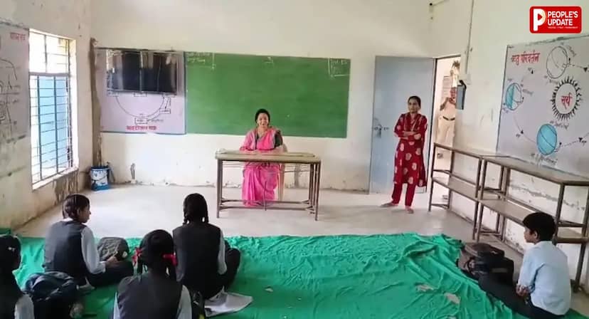 स्कूल में अचानक पहुंचीं SDM, बच्चों को पढ़ाने लगीं खुद! टेकापार में औचक निरीक्षण 