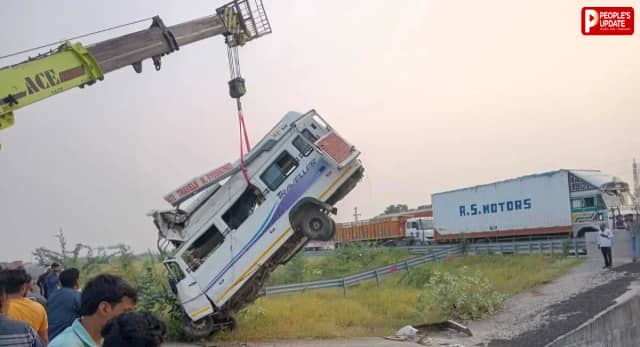 Kota Expressway Accident: कोटा में दिल्ली-मुंबई एक्सप्रेसवे पर भीषण हादसा, यात्रियों से भरी गाड़ी नाले में गिरी, 8 की मौत