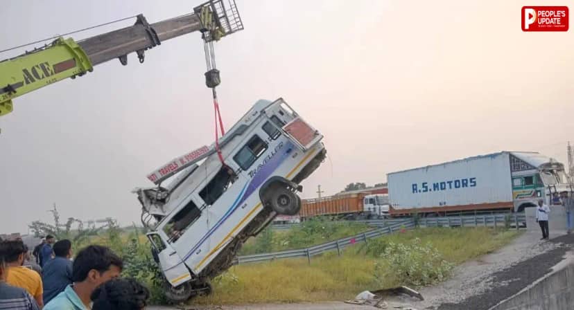 Kota Expressway Accident: कोटा में दिल्ली-मुंबई एक्सप्रेसवे पर भीषण हादसा, यात्रियों से भरी गाड़ी नाले में गिरी, 8 की मौत