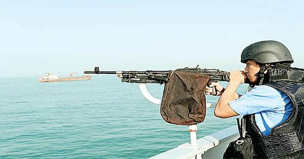 भारत ने समुद्री लुटेरों को जवाब देने तैनात किए 10 युद्धपोत