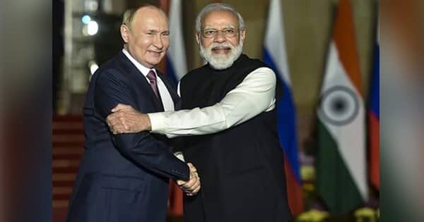 ट्रंप टैरिफ विवाद के बीच PM मोदी और पुतिन की फोन पर बातचीत, यूक्रेन मुद्दे पर शांति का संदेश, भारत आने का दिया न्योता