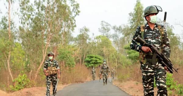 70 लाख के इनामी 16 नक्सलियों ने किया आत्मसमर्पण, अबूझमाड़ में पुलिस अभियान का असर