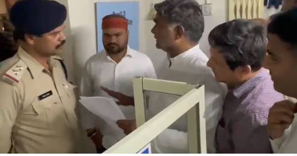 पीएम मोदी के खिलाफ FIR दर्ज कराने थाने पहुंचे कांग्रेस नेता मनोज शुक्ला, पुलिस के इनकार पर थाने में नारेबाजी