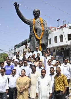 कांग्रेस ने भारत रत्न स्वर्गीय पूर्व प्रधानमंत्री राजीव गांधी की पुण्यतिथि पर किए श्रद्धा सुमन अर्पित