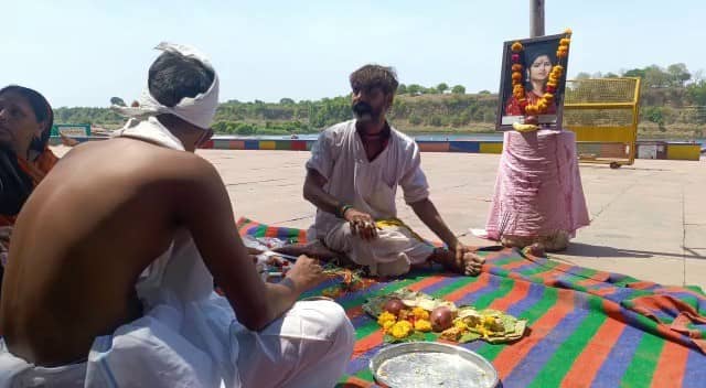 जीवित बेटी का किया पिंडदान, परिजनों ने कहां हमारे लिये बेटी मर चुकी है