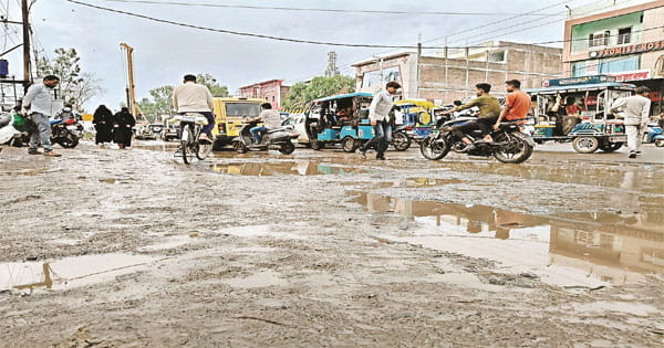 Bhopal News : मेट्रो निर्माण कार्य से सड़कों पर फैला कीचड़, हो रहे हादसे; इन रास्तों से निकले तो जरा सतर्क होकर चलें