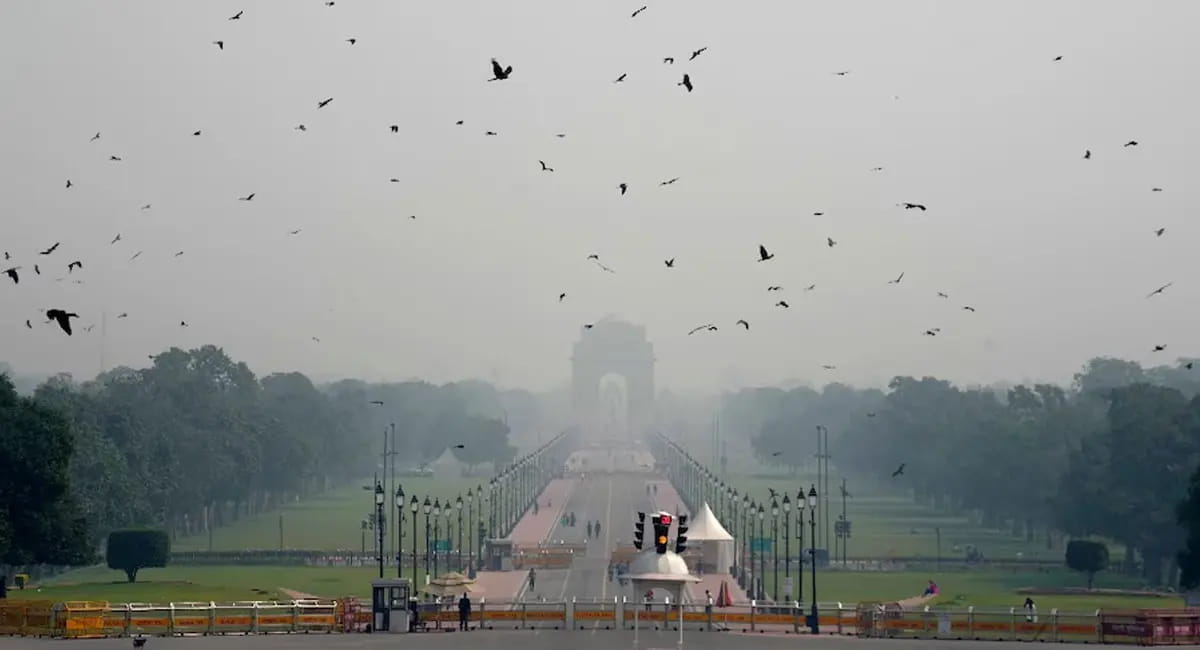 दिवाली के बाद 'गैंस चैंबर' बना दिल्ली-NCR : AQI 531 के पार, सांस लेना हुआ मुश्किल; SC की रोक के बावजूद रातभर हुई आतिशबाजी