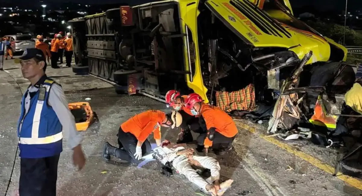 जावा द्वीप पर पलटी यात्री बस, 16 लोगों की मौत