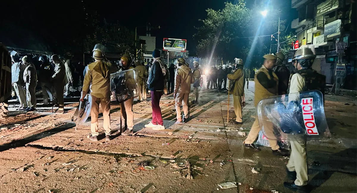 मस्जिद के बाहर से पत्थर हटाने पर किया पथराव, 6 घायल; इंटरनेट बंद