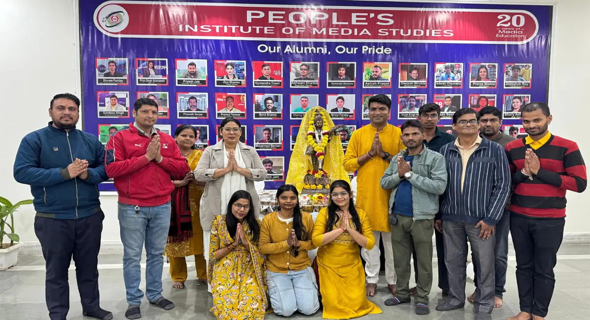 मां सरस्वती की पूजा से भक्तिमय हुआ परिसर, छात्रों ने ज्ञान और सफलता के लिए की कामना