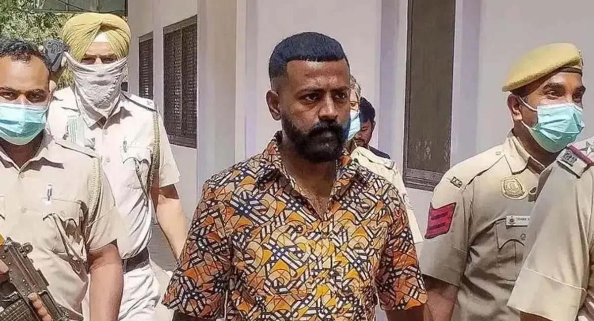अभी भी सलाखों के पीछे महाठग सुकेश, कोर्ट ने कहा- ज्यादा समय तक जेल में रखना गलत