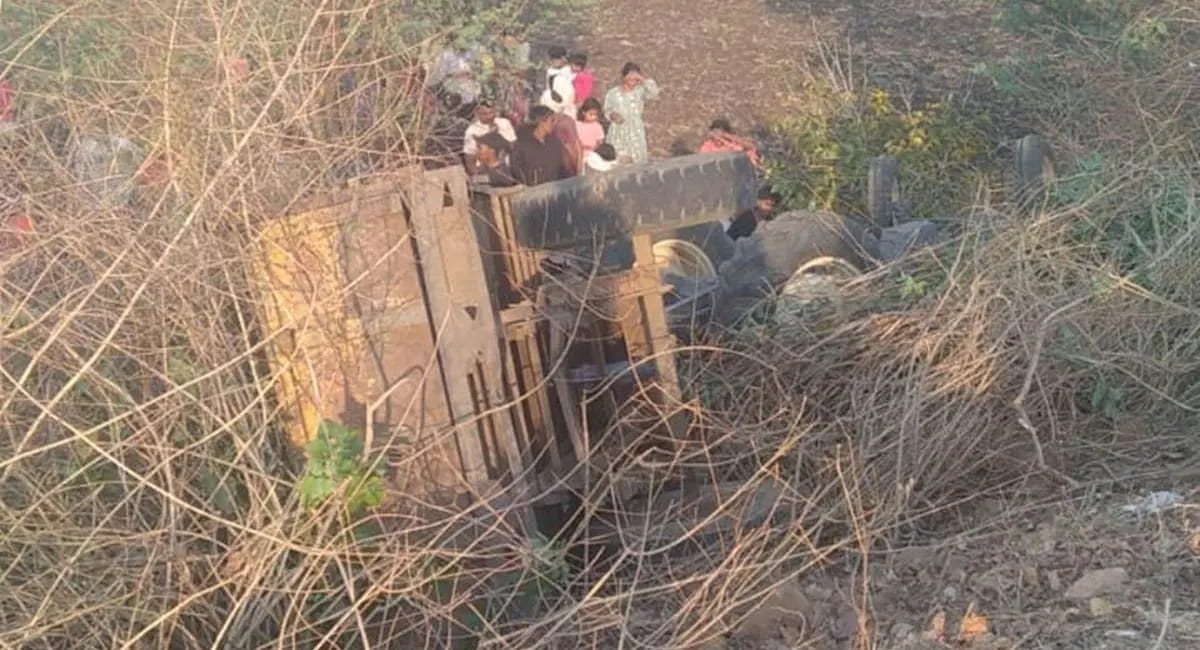 इंजन के नीचे दबकर 4 दोस्तों की मौत, गिट्टी लेने जा रहे थे युवक