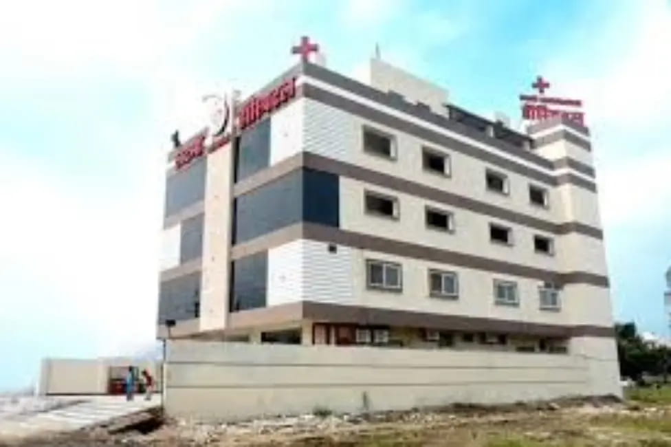 मरीज की मौत पर परिजन भड़के, पुलिस पर पथराव