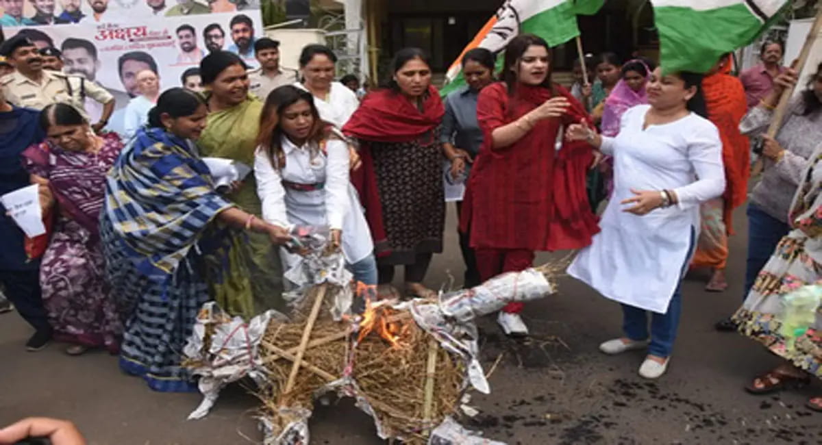 महिला कांग्रेस का प्रदर्शन, असम CM हिमंता बिस्वा सरमा का पुतला फूंका