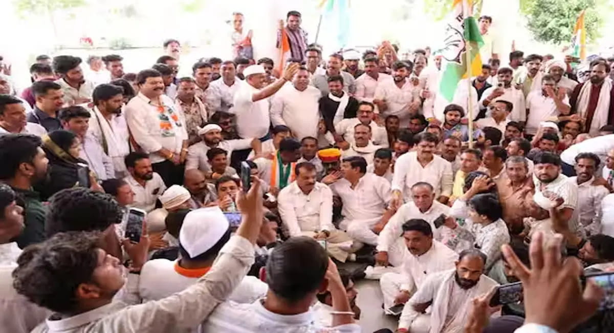 कलेक्टर नहीं पहुंचे तो उमंग सिंघार ने कुत्ते को सौंपा ज्ञापन, जमकर हंगामा