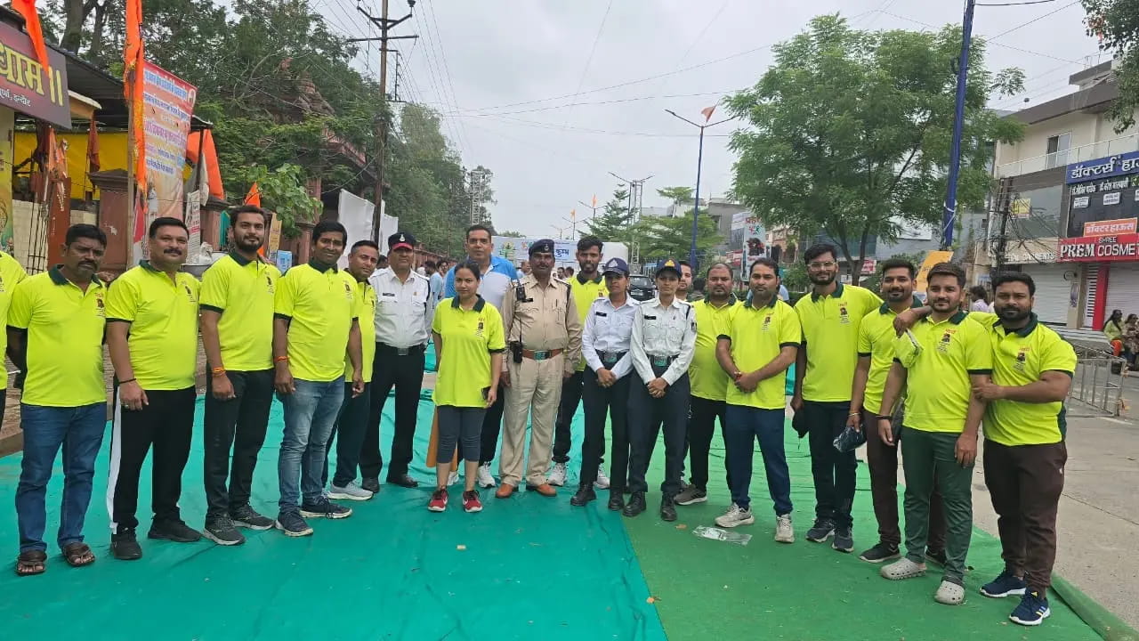 भीषण गर्मी में ट्रैफिक जवानों के सारथी बने युवा, रोज पानी और छाछ से दे रहे राहत