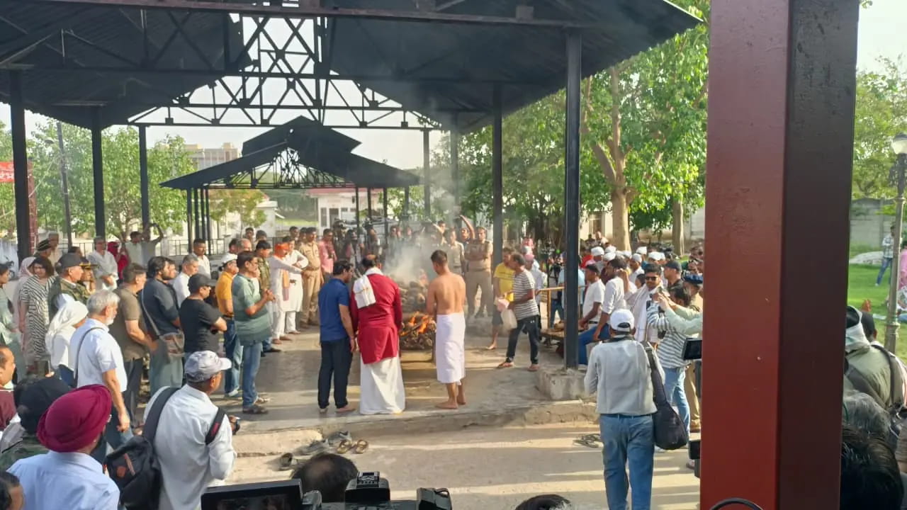 12 दिन बाद हुआ अंतिम संस्कार, भाई ने दी मुखाग्नि