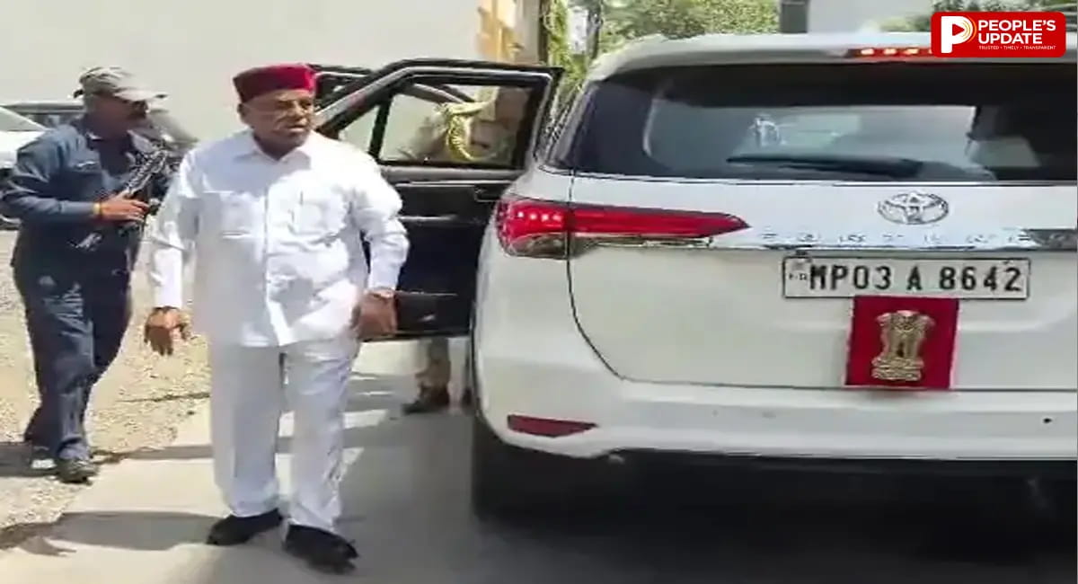 कर्नाटक के सियासी संकट के बीच राज्यपाल थावरचंद गहलोत पहुंचे नागदा, पत्नी की तबीयत बिगड़ने पर लौटे मध्य प्रदेश