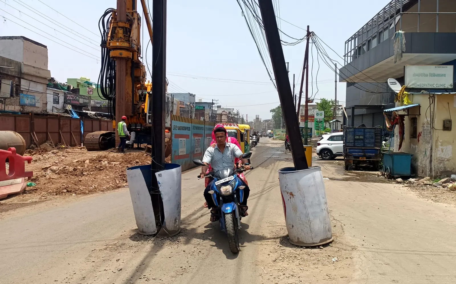 बैरसिया रोड पर रात में ‘ब्लाइंड स्पॉट’ से गुजर रहा ट्रैफिक, सड़क के बीच पहुंचे बिजली के खंभे