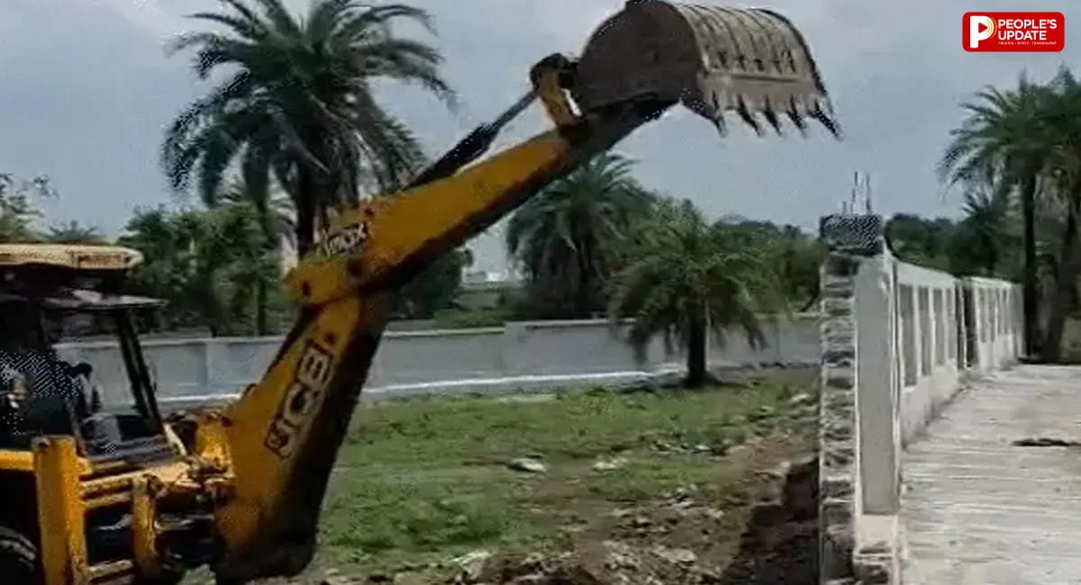 केरवा डैम अवैध कॉलोनियों पर चला बुलडोजर, सड़कें उखाड़ीं और बाउंड्रीवॉल तोड़ी