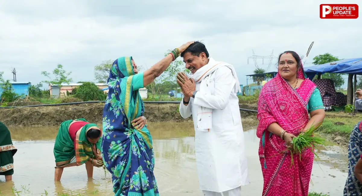 खेत में उतरे मुख्यमंत्री डॉ. मोहन यादव, धान की रोपाई कर किसानों से किया संवाद