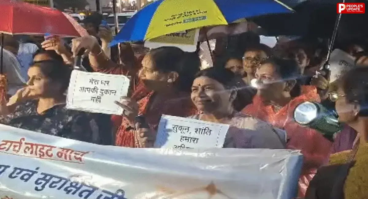 भोपाल में टॉर्च मार्च, रहवासियों ने उठाई अवैध निर्माण हटाने की मांग