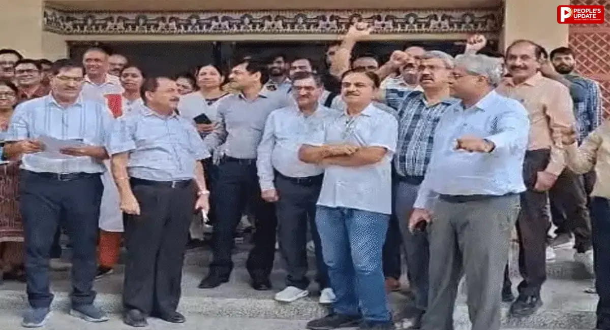 IAS नेहा मराव्या के खिलाफ अधिकारी-कर्मचारी सड़क पर उतरे, अभद्र व्यवहार और अनावश्यक दबाव का लगाया आरोप