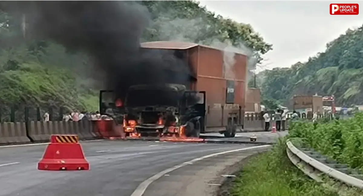 सिवनी में NH-44 पर भीषण हादसा: कंटेनर समेत 6 कारें जलकर खाक, जांच के लिए जा रहे पुलिस वाहन को ट्रक ने मारी टक्कर